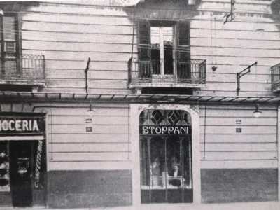Si trovava ad angolo tra la centrale via Sparano e l�allora corso Ferdinandeo (attuale corso Vittorio Emanuele). Definito come �il pi� bel caff� dell�Italia meridionale�, accoglieva i clienti con le sue grandi vetrine che riportavano il nome dell�attivit�